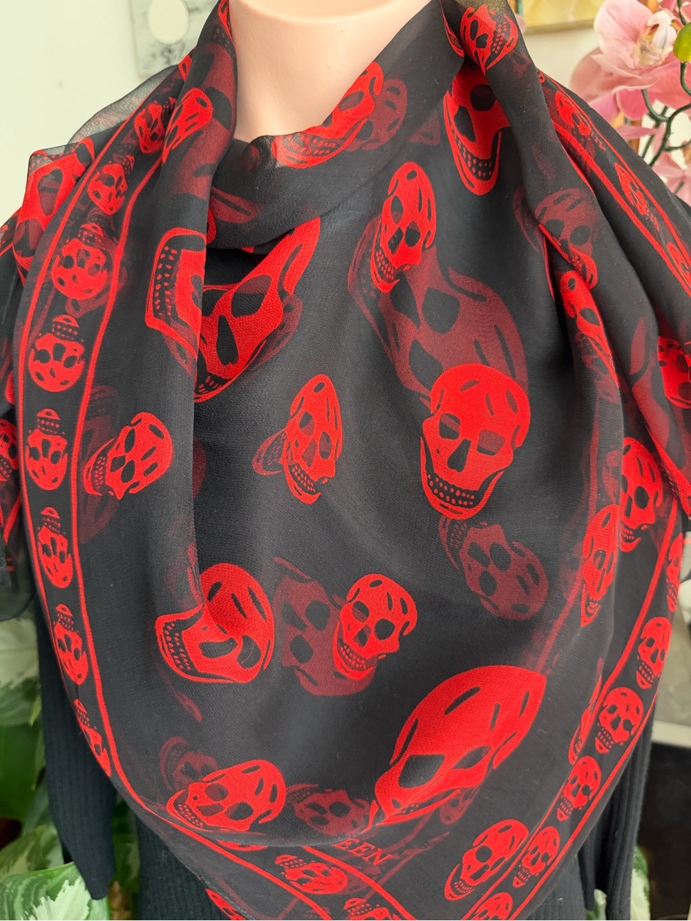 Alexander McQueen Silk Skull wrap shawl Scarf. - Picture 5 of 16